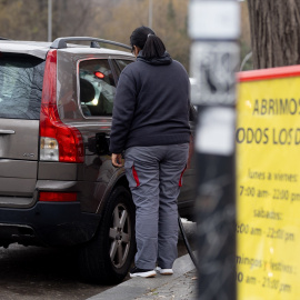 Una persona reposta en una gasolinera, a 2 de enero de 2024, en Madrid.