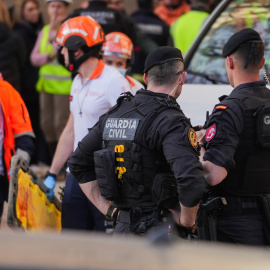 Agentes de la Guardia Civil tras el derrumbe de un edificio en Benetússer (Comunidad Valenciana).