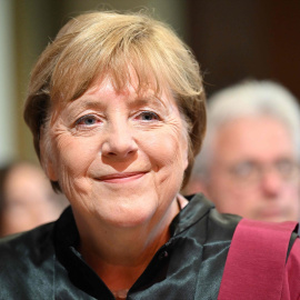 Imagen de archivo de la excanciller alemana Angela Merkel en una ceremonia para recibir un doctorado honoris causa en una universidad de París, por su compromiso con las relaciones franco-alemanas y su papel en la crisis migratoria de 2015.