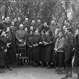 Queipo de LLano, sujetando una silla, y junto a él, a la izquierda, está Fernando Zamacola, el jefe de la centuria falangista Los Leones de Rota, el día que le impusieron en Jerez la Medalla Militar, en marzo de 1937