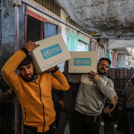 Palestinos recogen alimentos de la UNRWA en los territorios ocupados de Khan Yunis21 January 2025