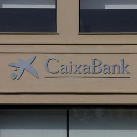 El logo de CaixaBank  en una sucursal en Málaga.