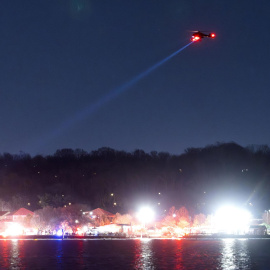 Equipos de rescate en el lugar del accidente aéreo en Washington.