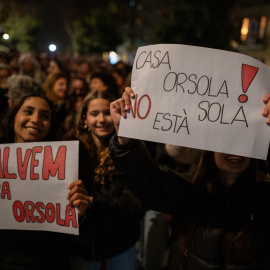 Decenas de personas durante una cacerolada contra el desalojo de la Casa Orsola previsto para este viernes 31 de enero.