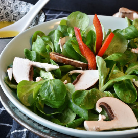 Receta de ensalada de canónigos y champiñones crudos con vinagreta de mandarina