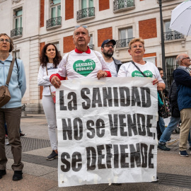 Varias personas protestan durante la cadena humana por la sanidad pública, en la Puerta del Sol, a 7 de abril de 2024, en Madrid (España).