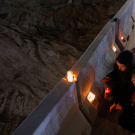 Vecinos de Paiporta encienden velas tras cumplir tres meses del paso de la dana en València, a 29 de enero de 2025.