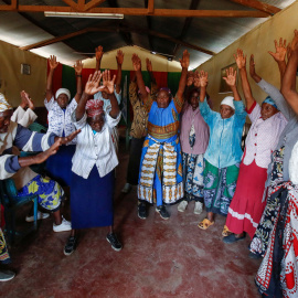 Las miembros del 'Cucu Jikinge' participan en una sesión de calentamiento, mientras asisten a un programa que capacita a mujeres de edad avanzada en habilidades básicas de Karate en Korogocho en Kasarani, en Nairobi, (Kenia).