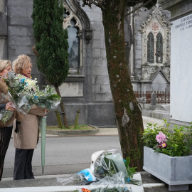 La hermana de Gregorio Ordóñez, Consuelo Ordóñez (i), y su viuda, Ana Iríbar (d), participan en un homenaje por el 30 aniversario de su asesinato, en Donostia, a 25 de enero de 2025.