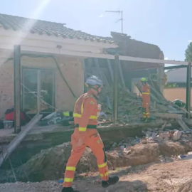 Bomberos en el derrumbe de L'Eliana