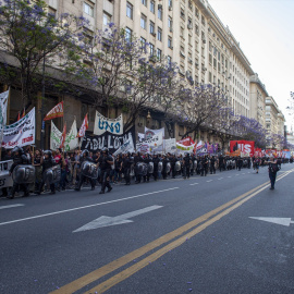 Foto de archivo de la marcha de universitarios contra los recortes del gobierno de Javier Milei en Buenos Aires, Argentina.