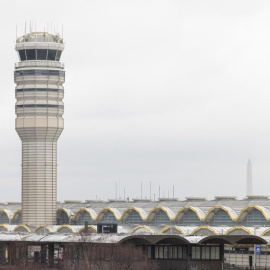 Torre de control del aeropuerto Ronald Reagan de Washington, la que controlaba el tráfico aéreo en la zona del accidente.