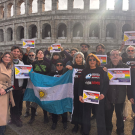 Una treintena de argentinos este sábado 1 de febrero ante el Coliseo en Roma para apoyar la marcha antifascista y antirracista convocada por colectivos LGTBI+ en Buenos Aires contra el presidente argentino, Javier Milei.