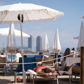 Turistas en las inmediaciones del Hotel W en Barcelona, en agosto de 2024.