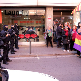 Un cordó policial barra el pas a la manifestació contrària a la presència de Felip VI a l'Hospitalet de Llobregat