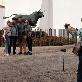 Unos turistas se toman una foto a la entrada de la Plaza de Toros de Ronda (Málaga).