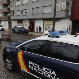 Dos coches de la Policía Nacional en el lugar donde se cometió el asesinato machista en Langreo.