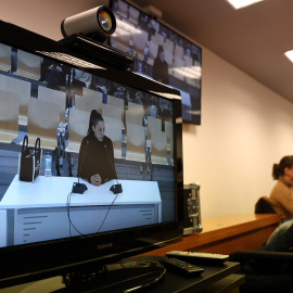 Un monitor en la sala de prensa muestra la declaración de la futbolista Jenni Hermoso en el juicio contra el expresidente de la RFEF Luis Rubiales.