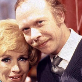 Los actores británicos Yootha Joyce y Brian Murphy, caracterizados como Mildred y George Roper.