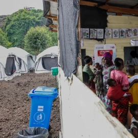 Desplazados congoleños en una clínica de Médicos Sin Fronteras (MSF) en un el campamento en Goma, República Democrática del Congo.