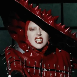 Lady Gaga en el videoclip de 'Abracadabra'