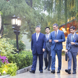 El presidente de China, Xi Jinping, conversa con Pedro Sánchez el pasado mes de septiembre en Pekín.