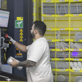 Un trabajador en un centro logístico.