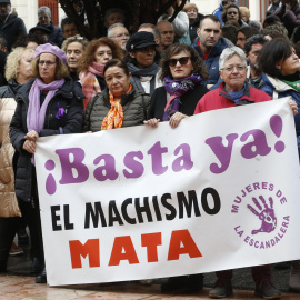 Varios centenares de personas se han concentrado este sábado frente al Ayuntamiento de Langreo en señal de repulsa y de condena por el asesinato de Karilena, una mujer de 40 años, presuntamente a manos de su pareja.