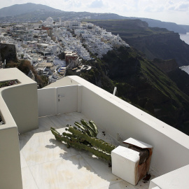 Imagen de una planta caída la terraza de una vivienda en Santorini por los temblores producidos en la isla