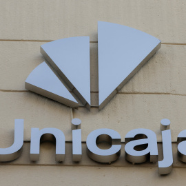 El logo de Unicaja Banco en la fachada de una sucursal en Málaga.