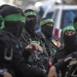 Milicianos de las Brigadas Al-Qassam, el brazo armado de Hamás, durante el funeral de un de sus comandantes en el campo de refugiados de Deir al-Balah, en el sur de Gaza.