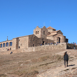 Excursionistes pujant al cim de la Mola