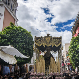 El paso de la Hermandad del Cerro a su salida de la Parroquia, este martes en Sevilla.