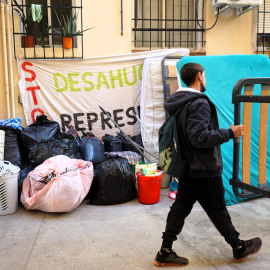 Voluntarios ayudan a sacar los enseres personales de la malagueña que ha sido desahuciada en Málaga junto a sus hijos menores.