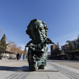 Una cabeza de los Goya en las calles de Granada, ciudad anfitriona de la 39ª edición de los premios del cine español.