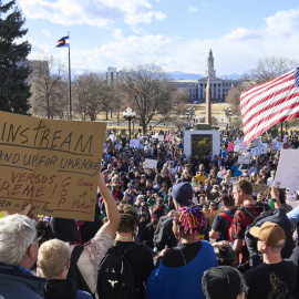 Protestas contra las primeras decisiones de Trump, frente al Capitolio en Denver, a 5 de febrero de 2025.