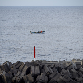 Un cayuco a su llegada al puerto de La Restinga, a 7 de diciembre de 2024, en El Hierro, Canarias.