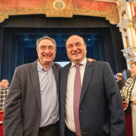 El portavoz del PNV en el Congreso, Aitor Esteban (izqda.), y el presidente del EAJ-PNV, Andoni Ortuzar (dcha.), en el Teatro Arriaga, a 26 de enero de 2025, en Bilbao.