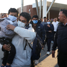 Inmigrantes indios deportados de Estados Unidos salen del aeropuerto en Ahmedabad, India.