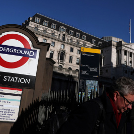 La boca del metro londinense junta a la sede del Banco de Inglaterra, en la City.