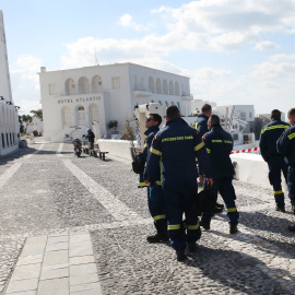 Los bomberos evacúan la capital de Santorini, Fira, a 6 de febrero de 2025.