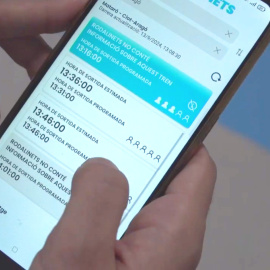 Un usuari consulta l'app per informar en temps real sobre el servei de Rodalies