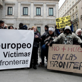 Varias personas se concentran para recordar la tragedia del Tarajal, en la que la Guardia Civil disparó a  migrantes en el agua y se ahogaron 15 personas, a 6 de febrero de 2020.