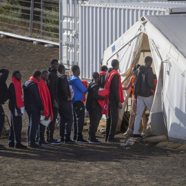 Varios migrantes a su llegada al Centro de Acogida Temporal de Extranjeros (CATE) de San Andrés en el Hierro el pasado verano.