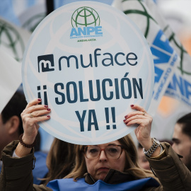 Varias personas durante una concentración frente a la sede central de Muface.