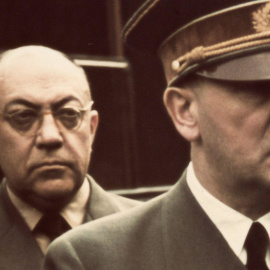 El doctor Theodor Morell y Adolf Hitler.