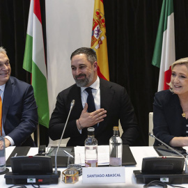 Imagen en la cumbre de Patriots, que reúne a la ultraderecha europea en Madrid. En la foto, el líder de Vox, Santiago Abascal, junto al presidente húngaro, Viktor Orban, y la líder de Agrupación Nacional en Francia, Marine Le Pen.