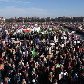 Manifestantes participan en una manifestación contra la extrema derecha en la Theresienwiese bajo el lema “¡La democracia os necesita!”, en Múnich, el 8 de febrero de 2025.