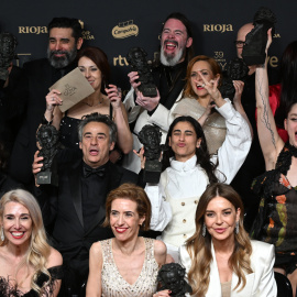 Los actores Eduard Fernández (c-i) y Carolina Yuste (c-d), Goya a mejor actor y mejor actriz, en la 39 edición de los Premios Goya de la Academia de Cine que se celebra este sábado en el Palacio de Congresos y Exposiciones de Granada.