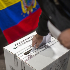 Un ecuatoriano residente en Madrid emite su voto para la elección del presidente de Ecuador en el recinto ferial IFEMA de Madrid durante las elecciones parlamentarias ecuatorianas.